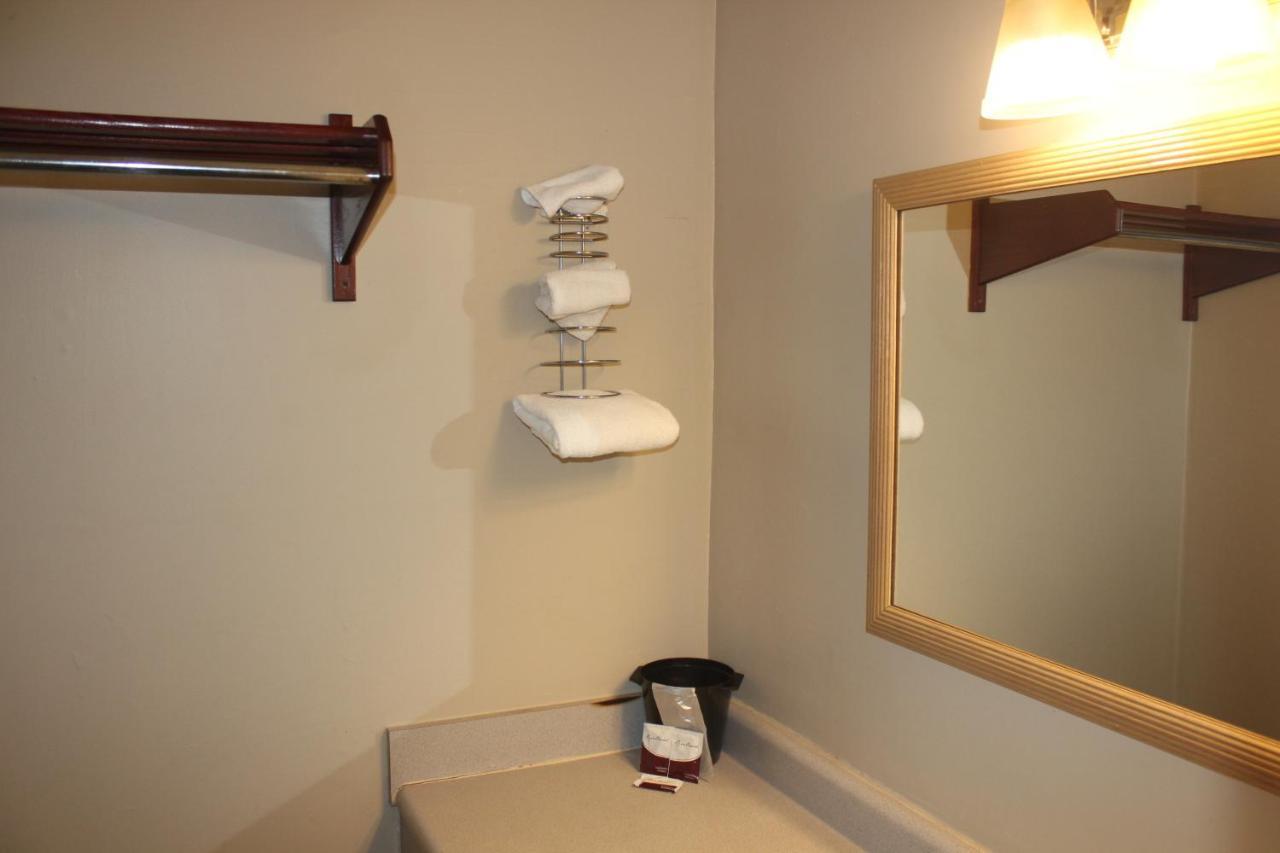 Red Carpet Inn - Louisville Bagian luar foto