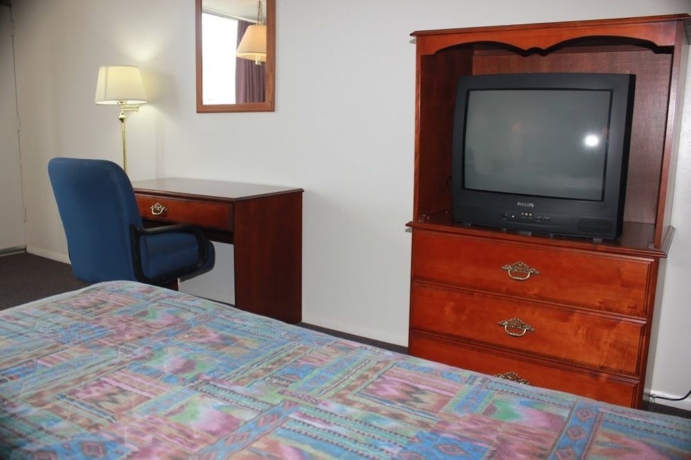 Red Carpet Inn - Louisville Bagian luar foto