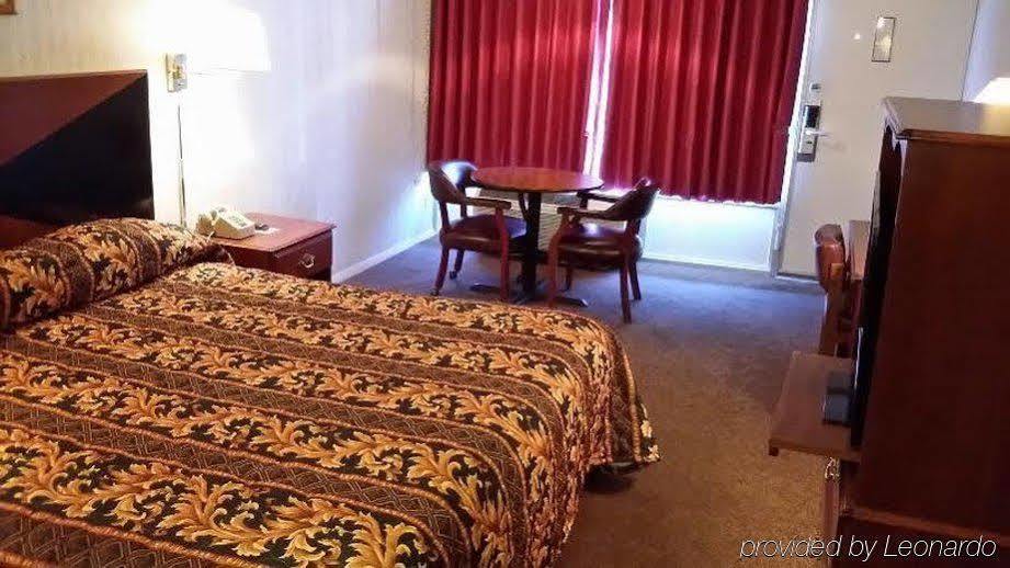 Red Carpet Inn - Louisville Bagian luar foto